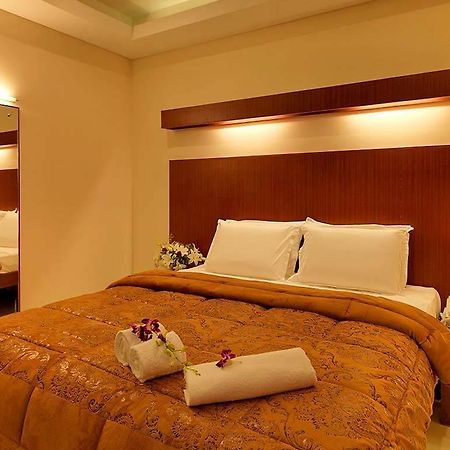 Hosūr Dhanunjayas Luxury Hotel מראה חיצוני תמונה
