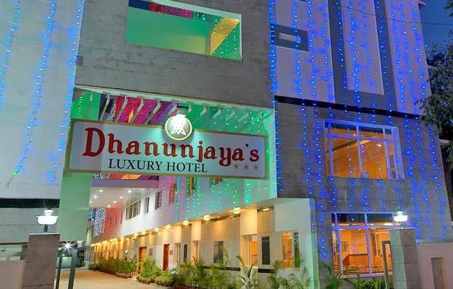 Hosūr Dhanunjayas Luxury Hotel מראה חיצוני תמונה